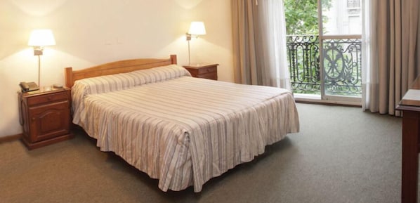 In-room safe, desk, laptop workspace, blackout curtains - Hotel Marbella (Buenos Aires)