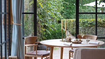 2 restaurantes, se sirven desayunos, comidas, cenas y cocina local