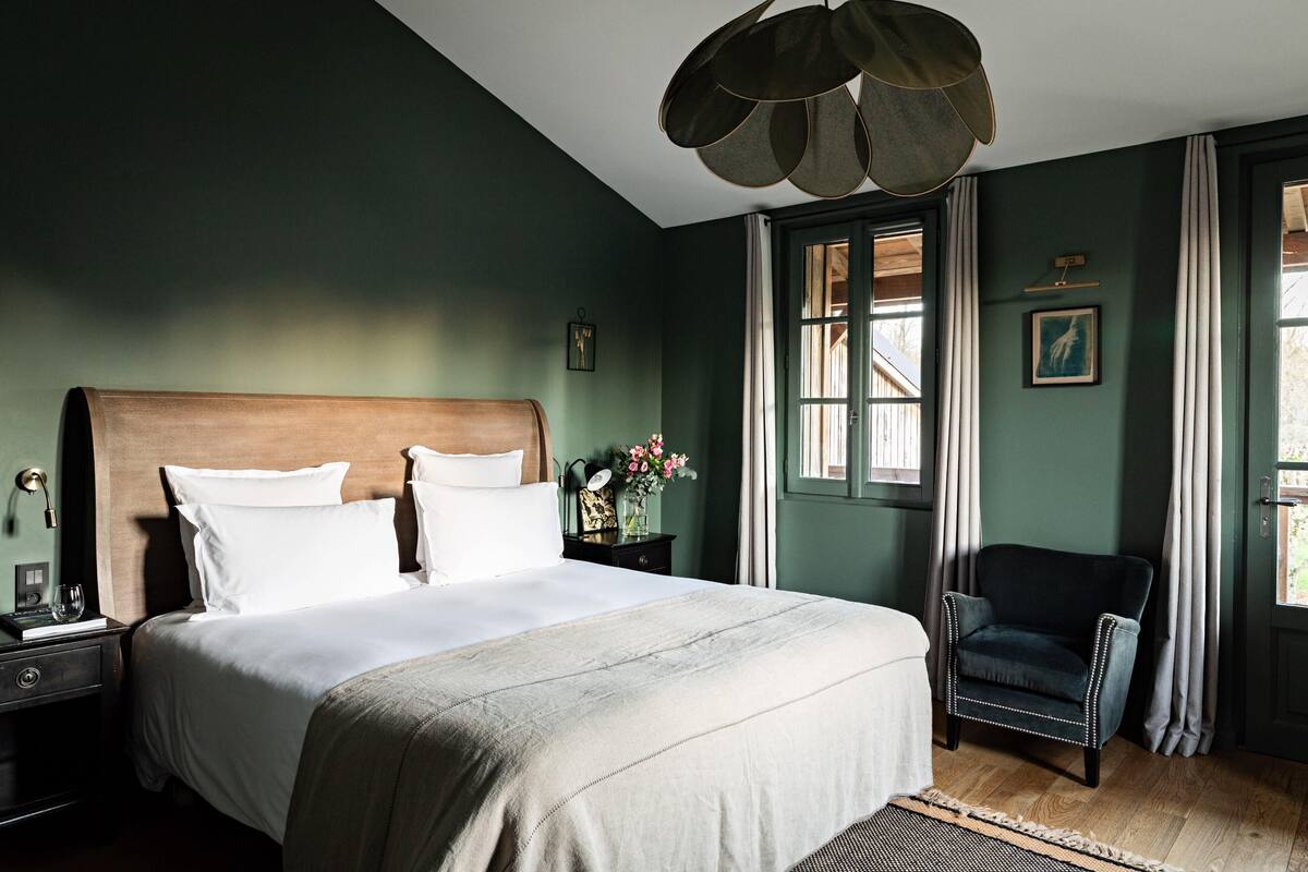 Rom – deluxe, balkong | Sengetøy av topp kvalitet, minibarvarer (inkludert) og safe på rommet