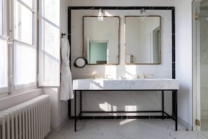 Grande Deluxe | Bathroom | Designer toiletries, hair dryer, bathrobes, slippers - Domaine de Primard - Fontenille Collection (Guainville)
