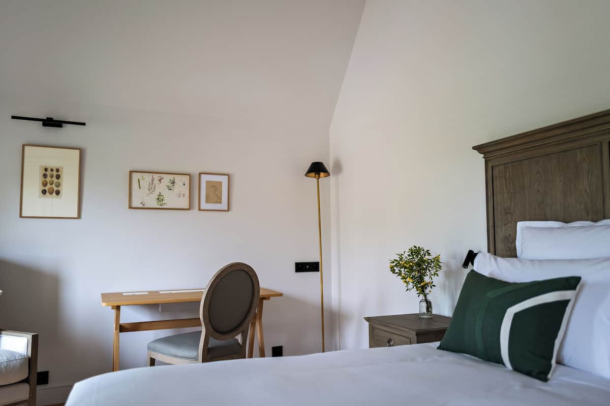 Deluxe Room | 1 bilik tidur, peralatan tempat tidur premium, item bar mini percuma