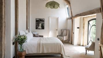 Suite Deluks | Seprai premium, isi minibar gratis, brankas, dan meja kerja