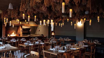 2 restaurants servant le petit déjeuner, spécialités Cuisine locale