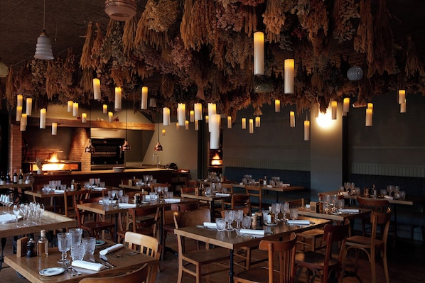 2 restaurants; breakfast, lunch and dinner served 