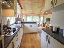 Refrigerador, tetera/pava eléctrica, tostadora, utensilios de cocina