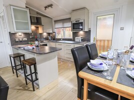 Cottage | Private kitchen | Fridge, dishwasher, electric kettle, cookware/dishes/utensils