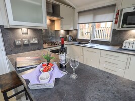 Refrigerador, lavavajillas, tetera/pava eléctrica, utensilios de cocina