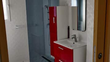 Douche, sĂšche-cheveux, serviettes fournies, papier toilette