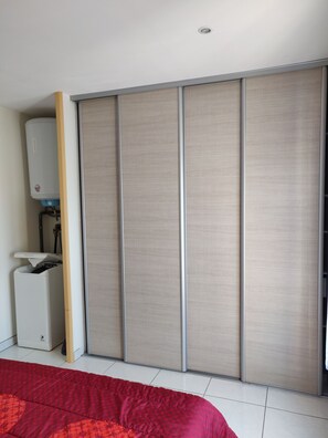 1 slaapkamer, een strijkplank/strijkijzer, gratis wifi