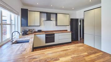 House | Private kitchen | Fridge, microwave, oven, stovetop