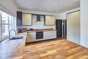 Casa | Cocina privada | Frigorífico, microondas, horno y placa de cocina