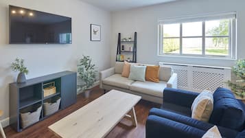 House | Living area | 32-inch flat-screen TV with digital channels, TV