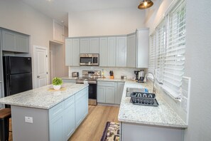 Casa (3 Bedrooms) | Cocina privada | Microondas, horno, tostadora y comedor 