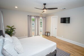 3 bedrooms, laptop workspace, iron/ironing board, bed sheets
