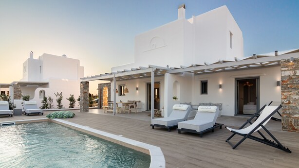 Un espace moderne aménagé au bord de la piscine, comprenant une piscine, des chaises longues et une pergola.