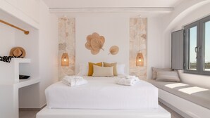 Une chambre moderne avec un grand lit, deux lampes suspendues fixées au mur, un mur d’accent en pierre et une fenêtre offrant une vue agréable.