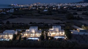 Un complexe hôtelier moderne doté de plusieurs villas, d’une piscine et offrant une vue sur la côte.