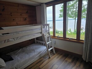 3 bedrooms, desk, free WiFi, bed sheets