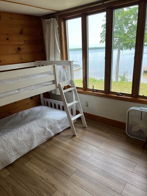 3 bedrooms, desk, free WiFi, bed sheets