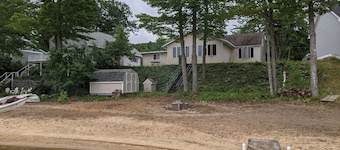 3 Br Lakefront Cottage on Beautiful Sandy Beach Lake Missaukee