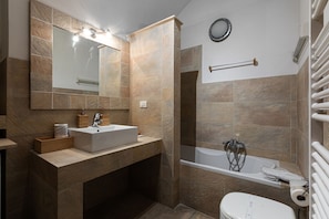 Vasca, asciugacapelli, bidet, asciugamani