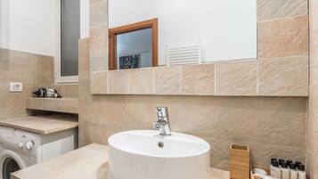 Vasca, asciugacapelli, bidet, asciugamani