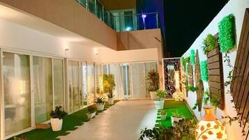 Façade de lâhĂ©bergement - soirĂ©e/nuit