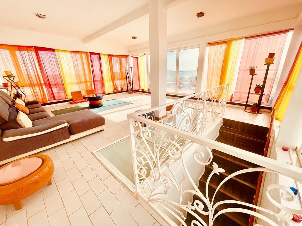 Een 45-inch smart-tv met kabelzenders en televisie