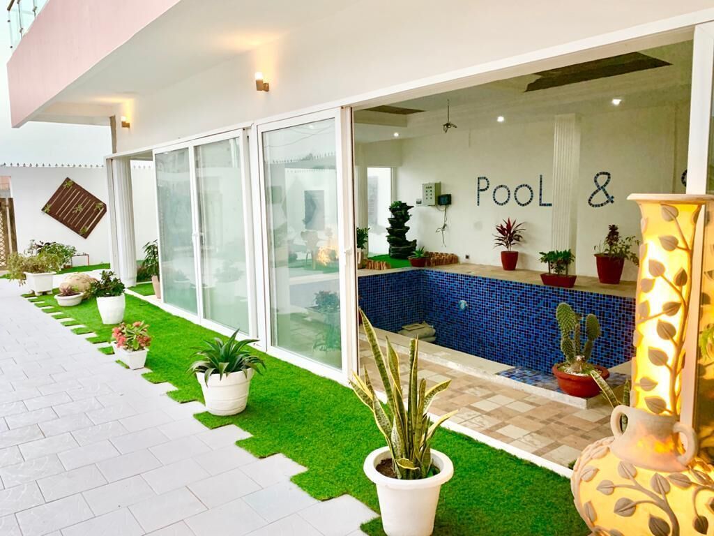 2 indoor pools