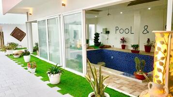 2 indoor pools