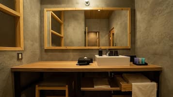 Een haardroger, handdoeken, shampoo