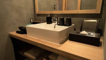 Sèche-cheveux, serviettes fournies