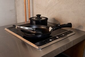 冷蔵庫、電子レンジ、コンロ、調理器具と食器