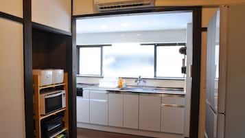 Kühlschrank, Mikrowelle, Herdplatte, Kochgeschirr/Geschirr/Besteck