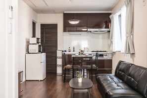 Kühlschrank, Mikrowelle, Kochgeschirr/Geschirr/Besteck