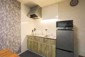 Réfrigérateur, micro-ondes, plaque de cuisson