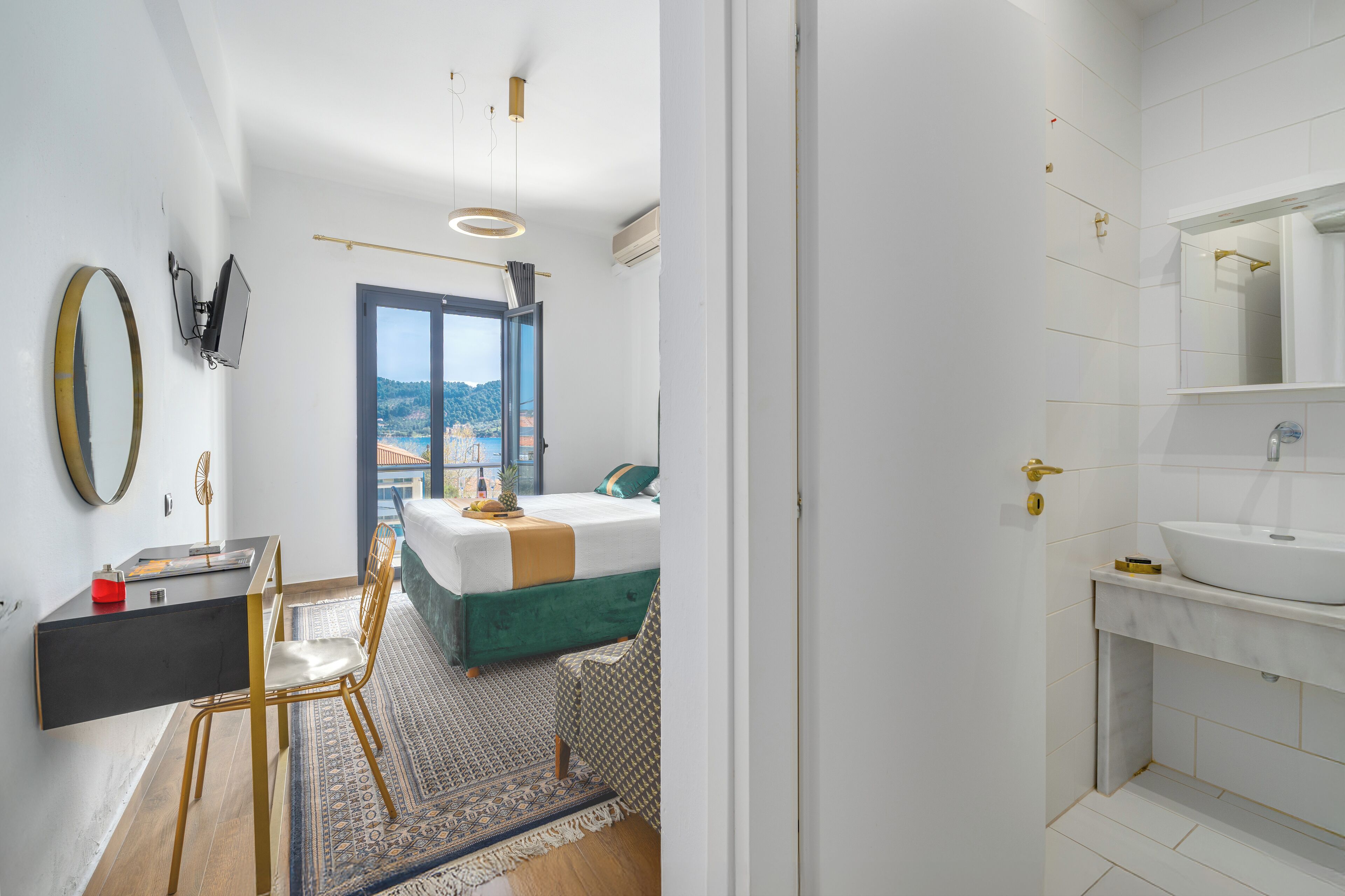 Un dormitorio moderno con una cama, un escritorio y vistas al exterior.