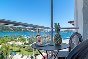 Ropa de cama hipoalergénica y caja de seguridad en la habitación