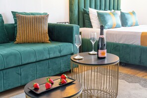Deluxe vierpersoonskamer, balkon, uitzicht op zee | Hypoallergeen beddengoed, een kluis op de kamer, individueel gedecoreerd