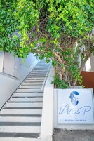 Una escalera que conduce a un edificio con un letrero que dice "Boutique Residence".