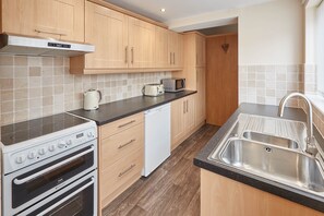 Ferienhaus | Eigene Küche | Kühlschrank, Mikrowelle, Ofen, Herdplatte