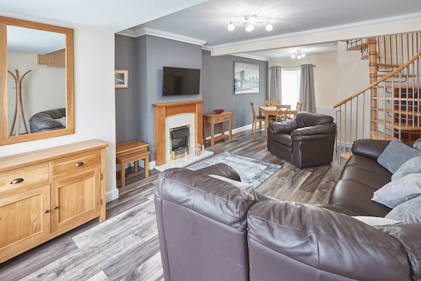 House | Living area | 32-inch flat-screen TV with digital channels, TV