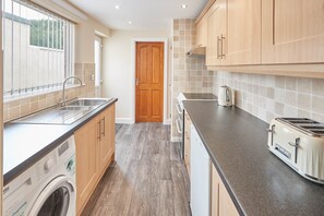 Ferienhaus | Eigene Küche | Kühlschrank, Mikrowelle, Ofen, Herdplatte