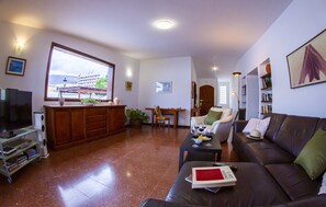 Télévision, table de tennis de table, chaîne hi-fi