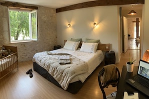 6 bedrooms, iron/ironing board, travel cot, free WiFi - Large listed house **** with private heated swimming pool on 2 hectares (STE COLOMBE DE VILLENEUVE)