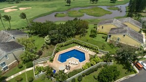 Un quartier résidentiel doté d’une piscine, de maisons et d’un terrain de golf.