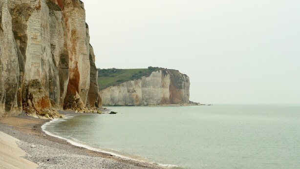 A coastal scene with a sandy beach and towering white cliffs. - LE COLVERT 4-star furnished holiday home with PRIVATE JACUZZI and PRIVATE SAUNA (Le Hanouard)