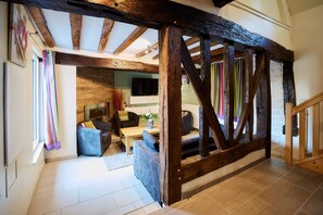 Televisie, een open haard, tafelvoetbal en een tafeltennistafel