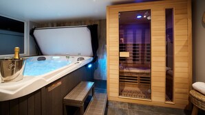 A spa room with a wooden sauna, a hot tub, and a bench. - LE COLVERT 4-star furnished holiday home with PRIVATE JACUZZI and PRIVATE SAUNA (Le Hanouard)