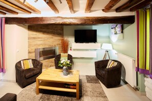 Televisie, een open haard, tafelvoetbal en een tafeltennistafel